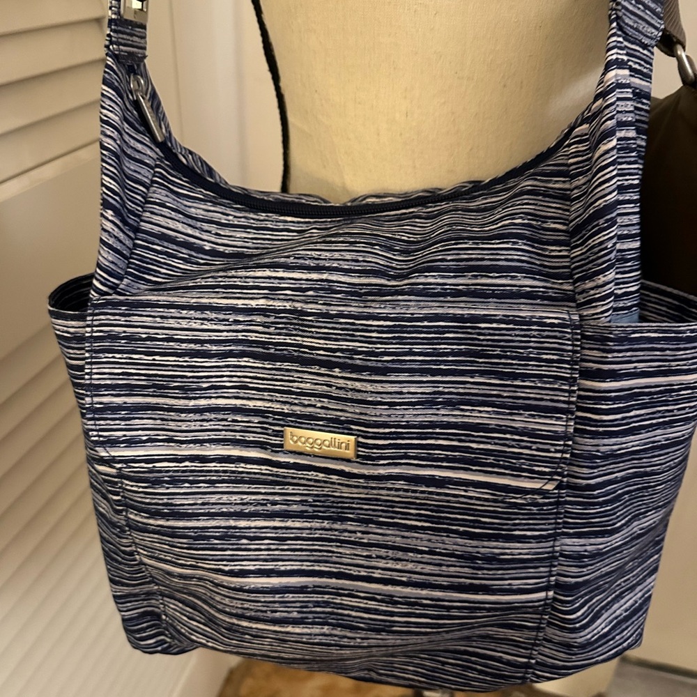 BAGGALLINI BOGO, 2 Crossbody Organizers for price of 1- BUY 1 REPOSH 1 Medium - Picture 2 of 11